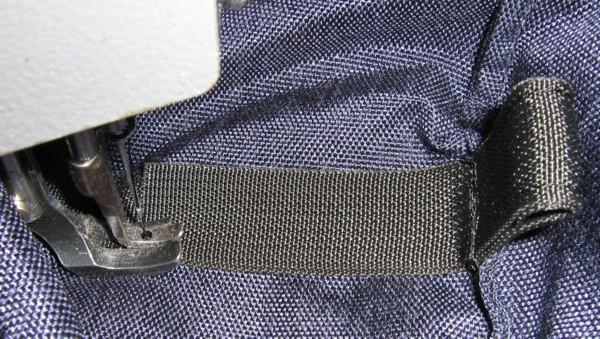Couture de la boucle de suspension, partie faite de l'intrieur du sac.