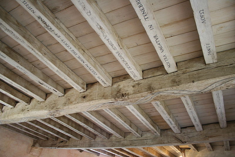 Quelques devises de Montaigne graves sur les poutres du plafond de son chteau.
