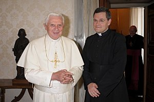 Le Pape Benoît XVI et l'abbé John Berg, Supérieur-Général de la FSSP