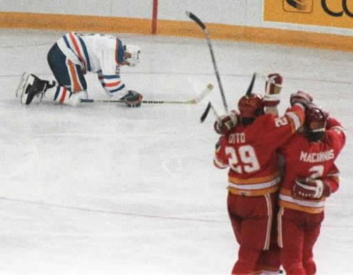 Steve Smith des Oilers d'Edmonton, aprs avoir compt dans son propre filet, 1986-avril-30