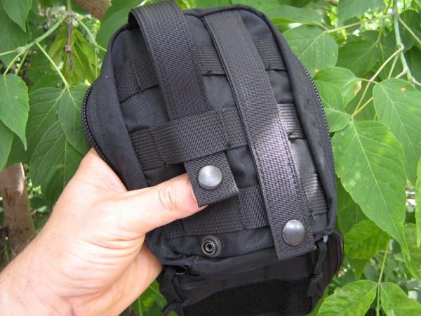 M�canisme d'attache d'une poche MOLLE.