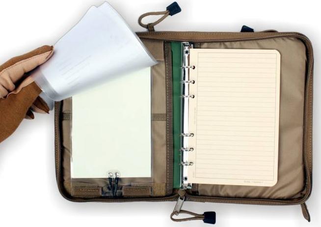 Cahier � anneaux de campagne � six trous.