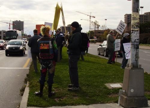 Pro-choix cachant pancarte pro-vie avec la sienne.