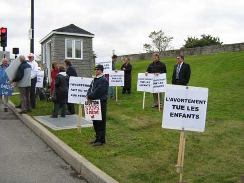 Manifestants pro-vie contre l'Ordre du Canada de Henry Morgentaler