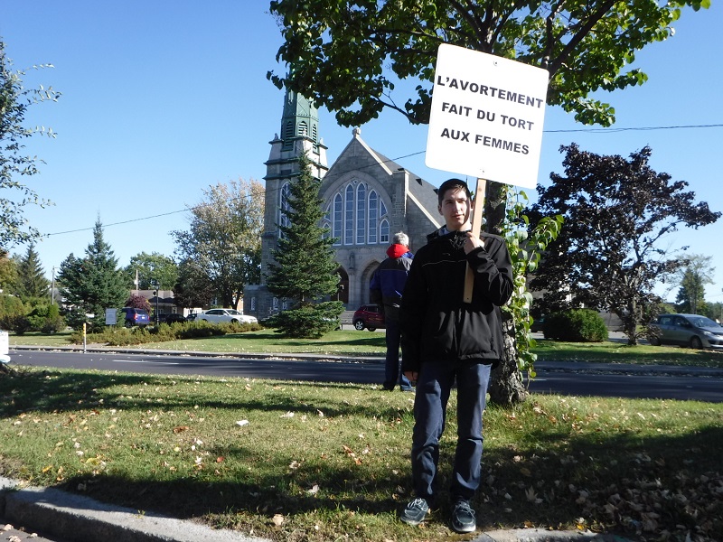 L'�glise Saint-Charles-Garnier en arri�re-plan.