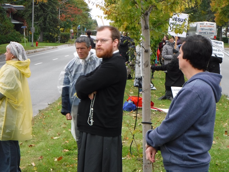 L'abb� Marchand, FSSP, seul membre du clerg� du dioc�se de Qu�bec qui a os� d�fendre publiquement les enfants � na�tre.